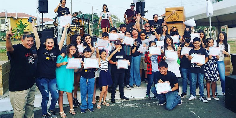 Clausura y entrega de certificados — Finaroma Coloresvida Niños y jóvenes reciben sus certificados en la clausura del proyecto Finaroma Coloresvida, con música en vivo de fondo, Fundación Visión Raíces
